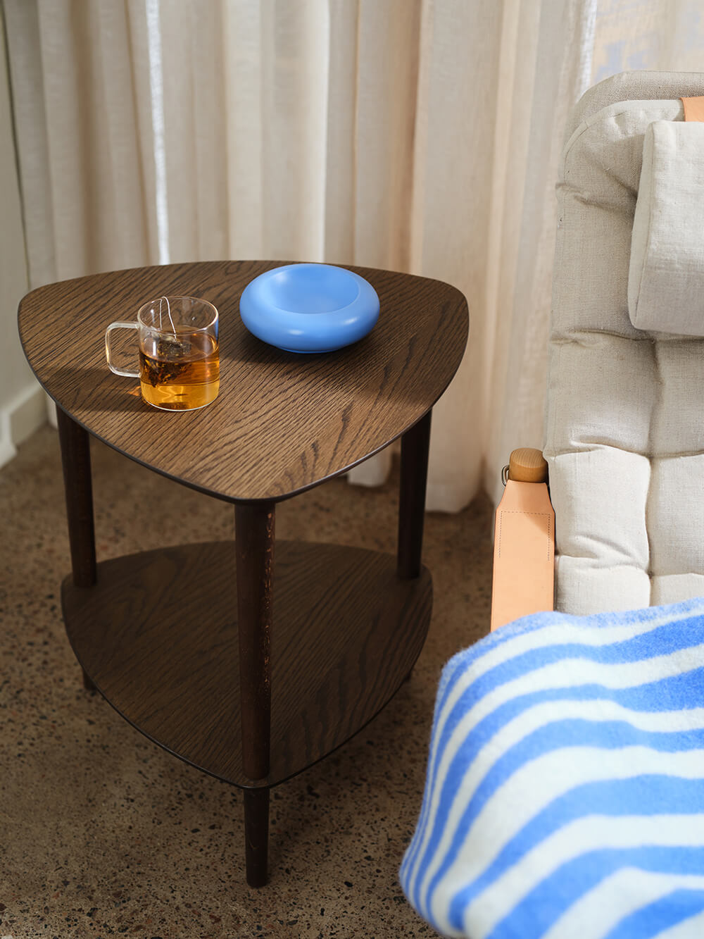 Paus-fatoljbord-rokt-ek-Birger-1.jpg Paus Fåtöljbord bredvid en fåtölj med en randig filt