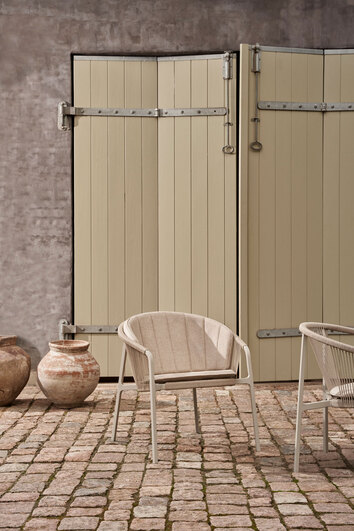 Vipp 712 Lagrasse Loungefåtölj med sittdyna och ryggdyna på solig uteplats