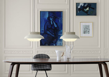 Gubi Matbord med en rutig stol under hängande pendellampor