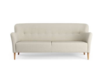 Soffan Nova i tresitsig modell. Soffan är klädd i tyget Patina 02, med ben i oljad ek.