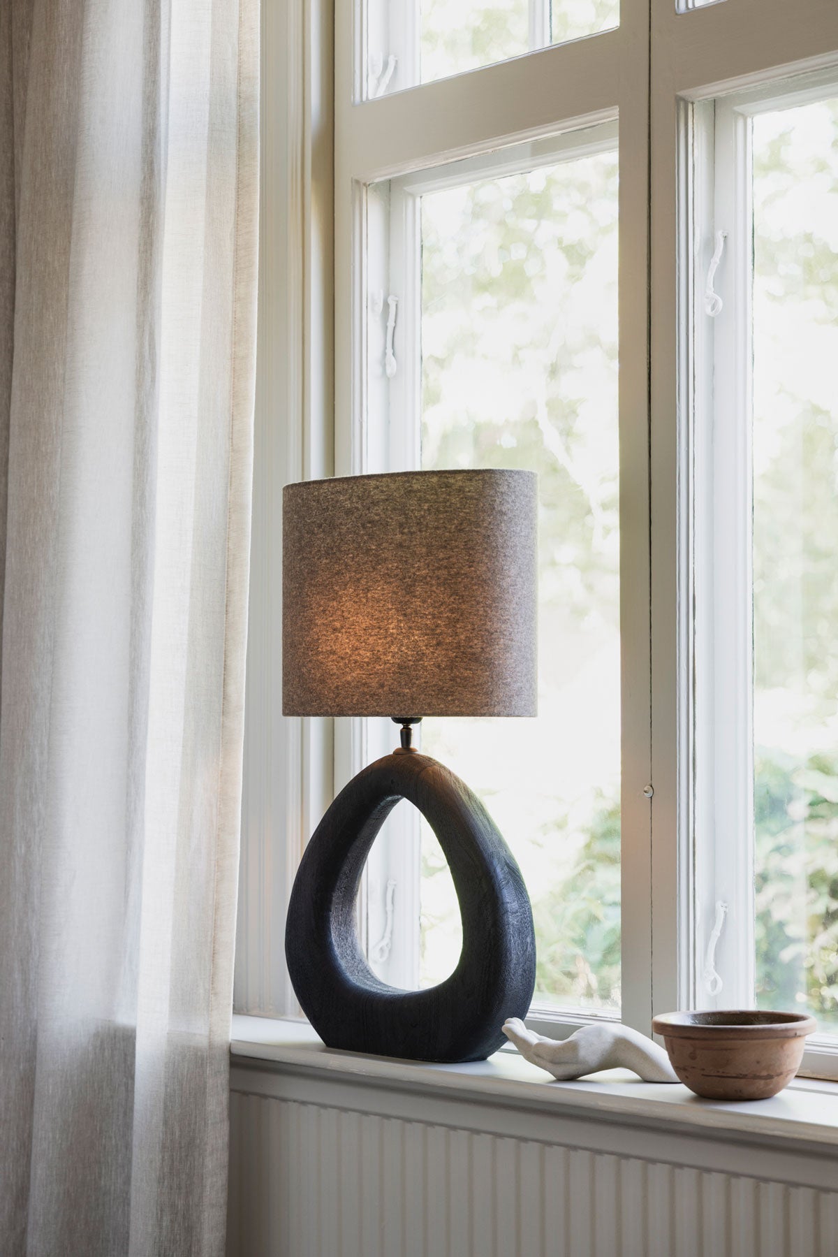 Qvist-Studio-Lamp-Base-407-Black-45-Lifestyle