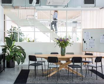 Mikado Konferensbord i konferensrum med glasfönster