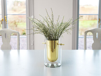 Alba Vas Cylinder med blommor på matbord