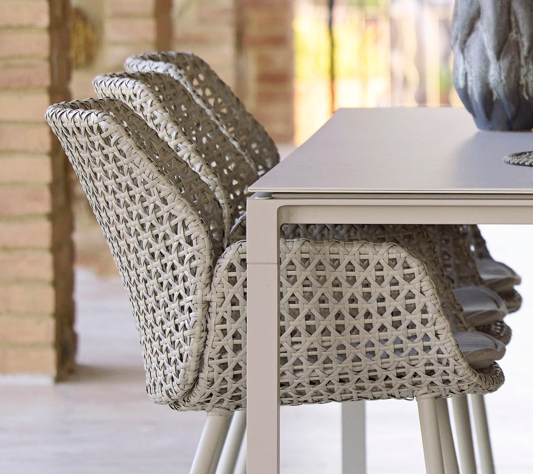 Cane-line-miljo-Vibe_dining_chair_-_Pure_sand_dining_table_1_6568_8fe1a770-cb52-478e-92ef-798ba6beeeec