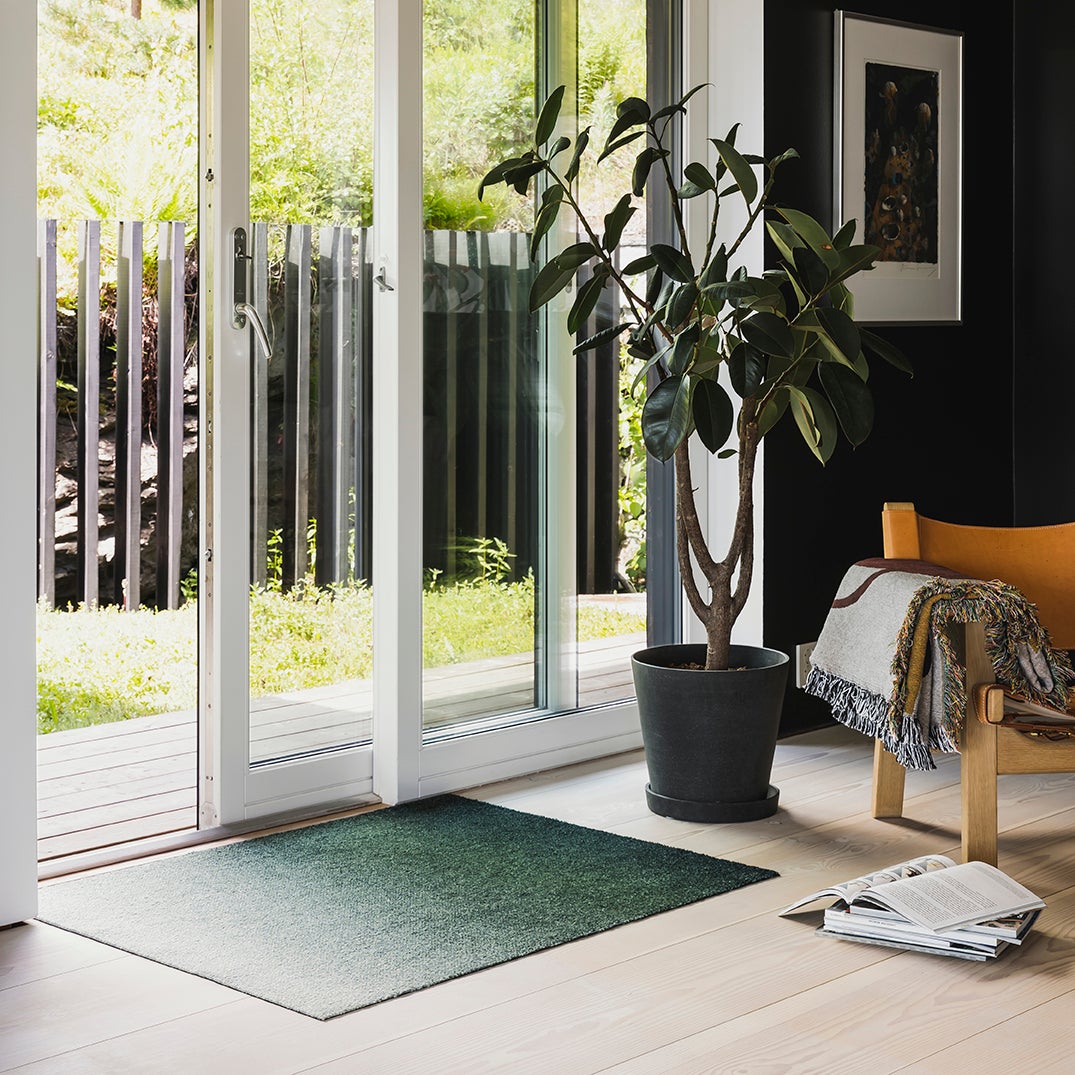 Dis dörrmatta i färgen ocean liggandes innanför altandörren. Handla online eller i butik hos Tibergs Möbler.