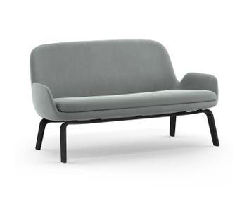 Era Soffa klädd i tyget City Velvet 86 med ben i svart ek