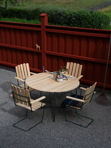 A2 Fåtölj och Bord 9A i oljad furu med grönt stativ på uteplats