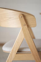 Waterton Karmstol | Lackad Ek / Beige Tyg