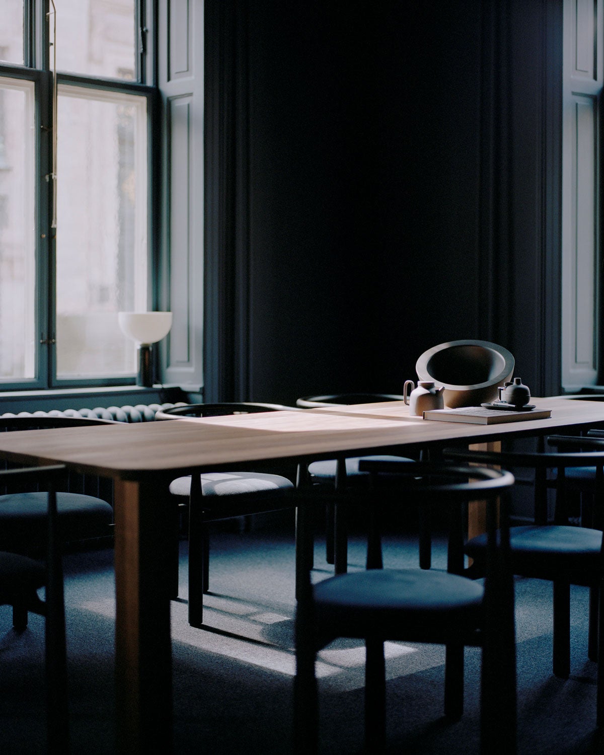 Atlas Matbord, Rökoljad ek i ett nedsläckt kök. 