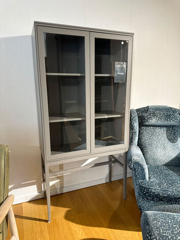 Edge-vitrin-höga-ben