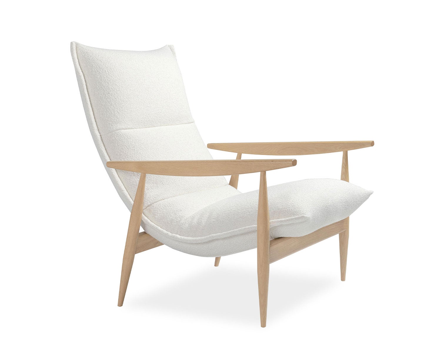 Fåtöljen Tao. Fåtöljen är klädd i tyget Orsetto 11, med stomme i ek. 