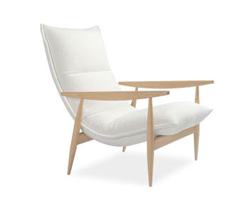 Fåtöljen Tao. Fåtöljen är klädd i tyget Orsetto 11, med stomme i ek.