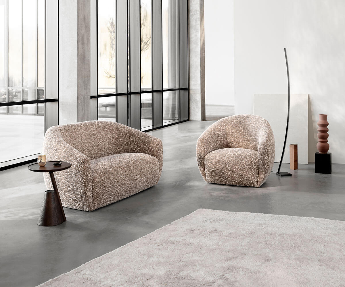 Lobby fåtölj och soffa i ett avskalat och ljust rum 