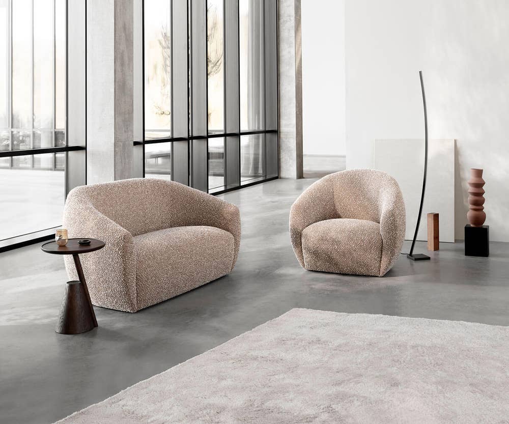 Lobby-fatoljoch-Soffa-wendelbo.jpg Lobby fåtölj och soffa i ett avskalat och ljust rum