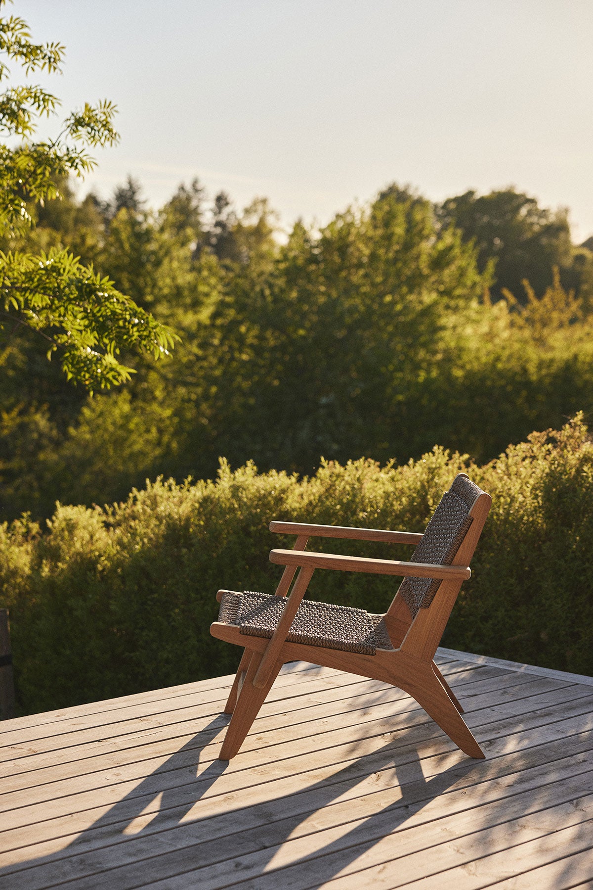 Eya Loungestol på terrass i solnedgången