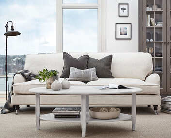 Howard soffa och klassiska soffbordet Stockholm från Englesson