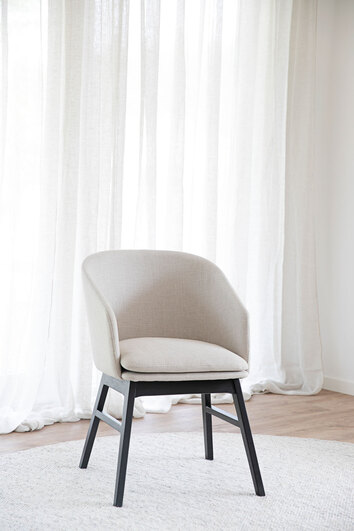 Windham Karmstol Beige / Svart Ek på ullmatta framför fönster med skira gardiner