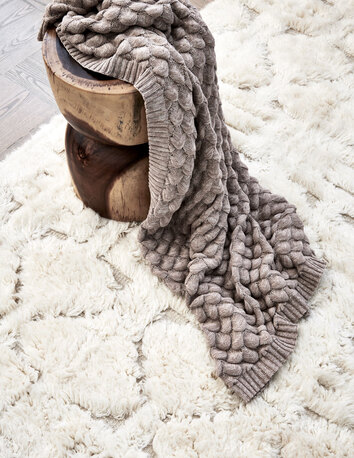 Miljöbild Gems pläd taupe från Classic Collection