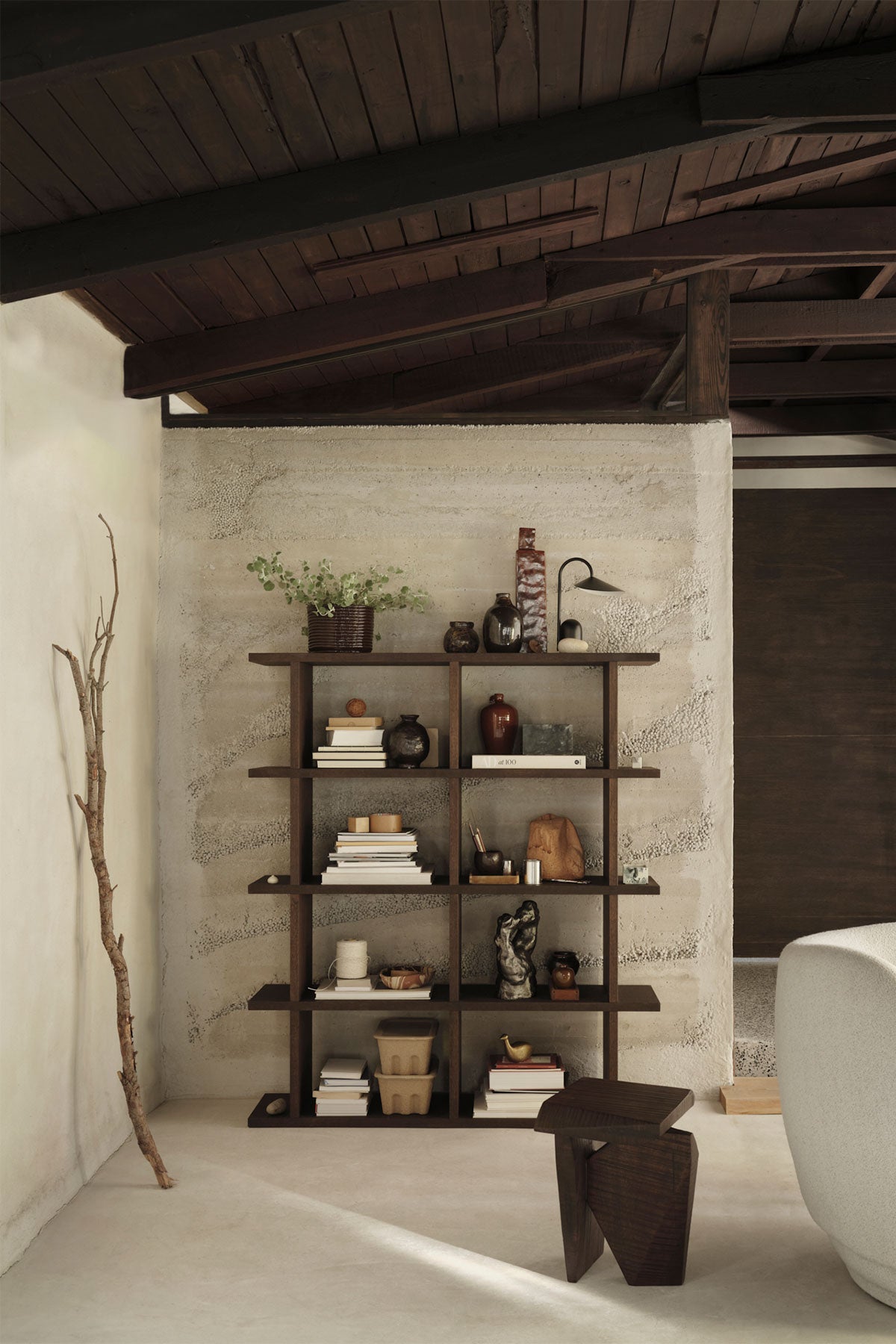 Kona 2x4 i färgen Dark Stained ståendes mot vägg fylld med dekorationer.