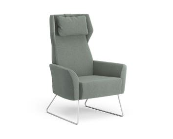 Fåtöljen Select. Fåtöljen är klädd i tyget Steelcut Trio 0916, med medar i kromat utförande.