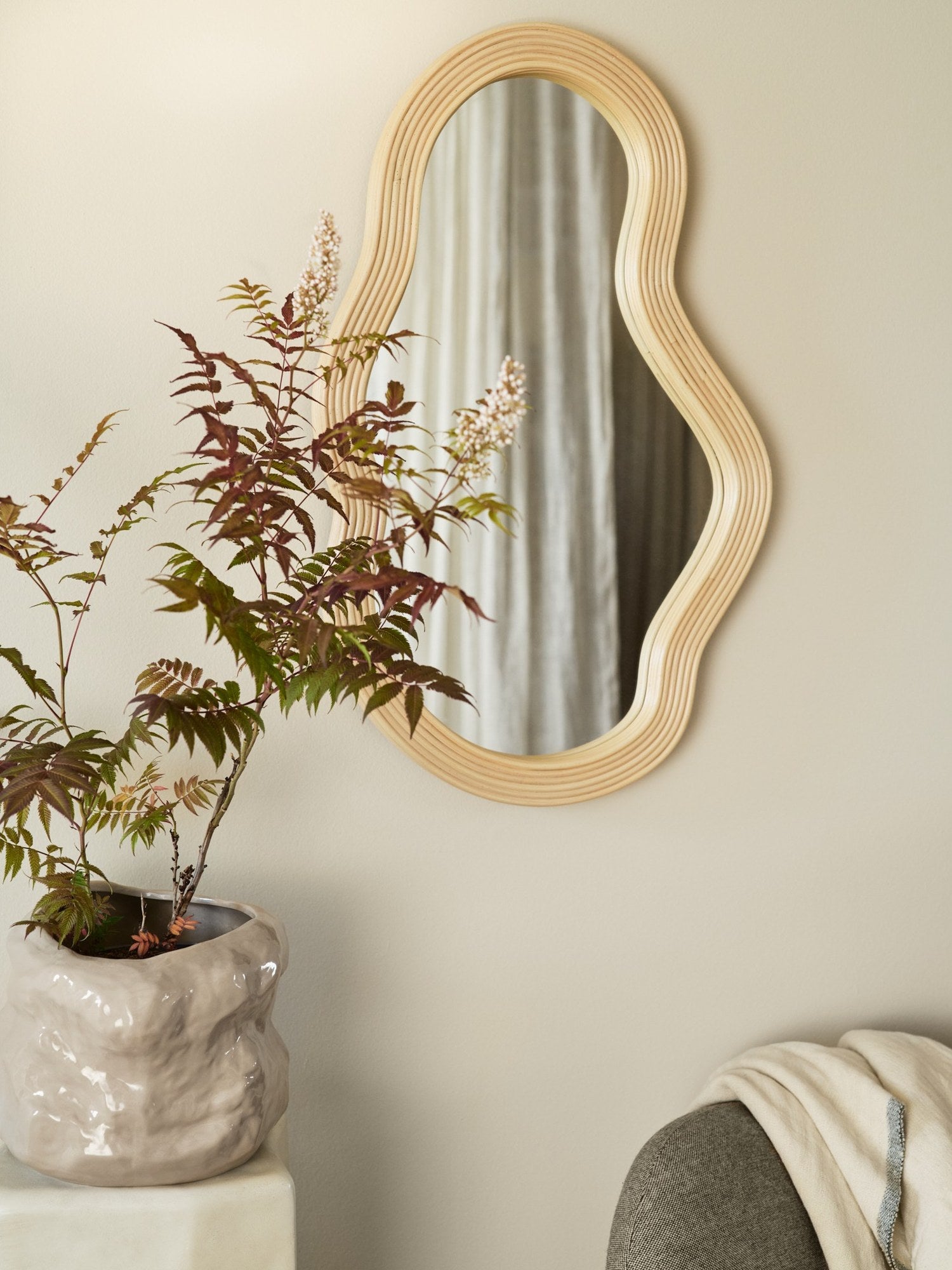 Ferm-Living-Pond-Mirror-Medium-Rattan-Natural-0053-miljo-1