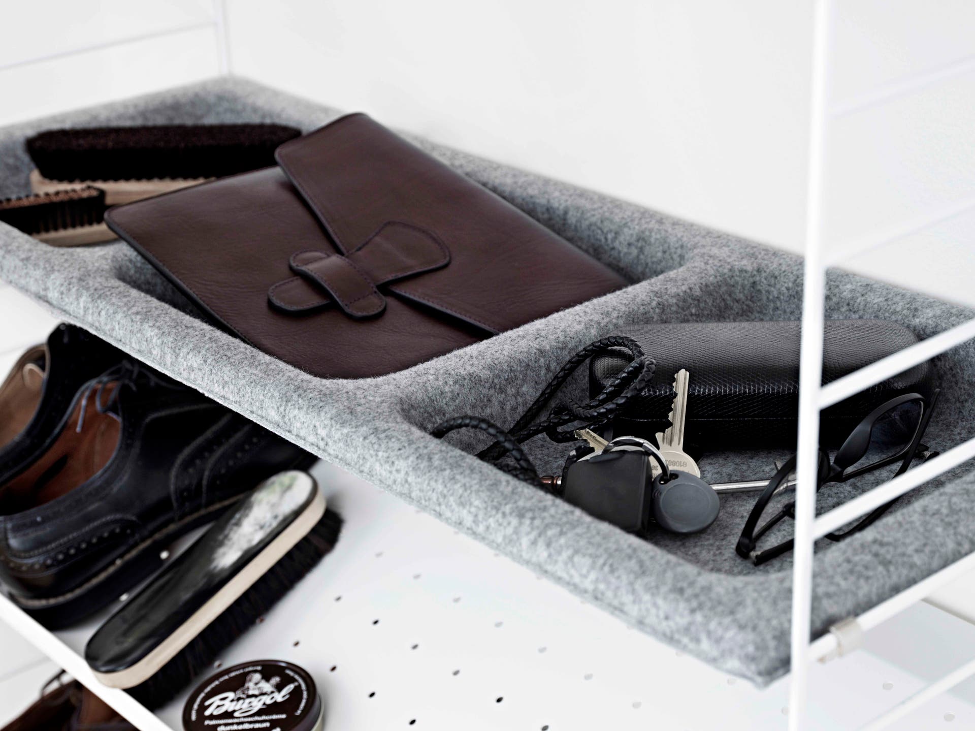 system17-31.jpg String Skohylla med Skålplan i grå filt