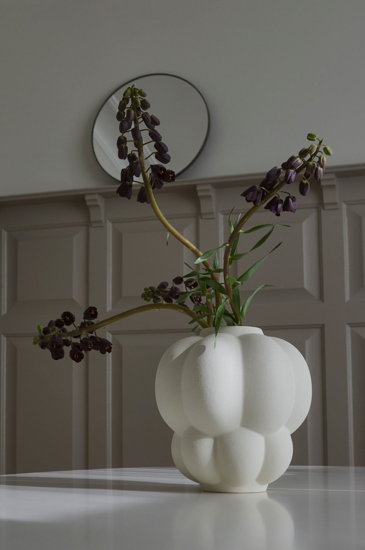 Uva vas Cream med en lila blomma 