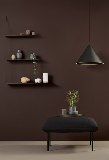 Stedge Hylla hängande på vinröd vägg, smyckad med dekorativa detaljer