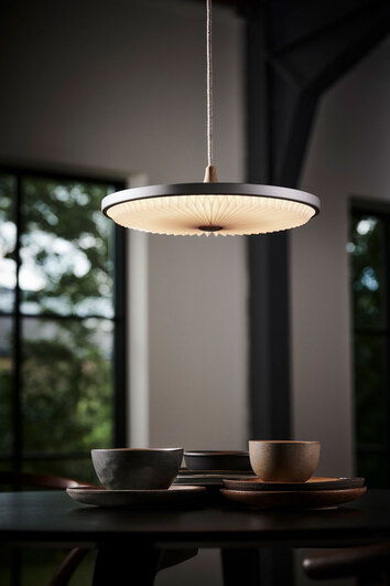 Le Klint 198 Soleil Pendel Small Light Oak ovanför matbord