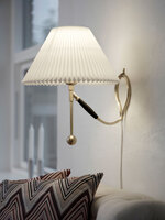 Le Klint 306 som vägglampa på vägg