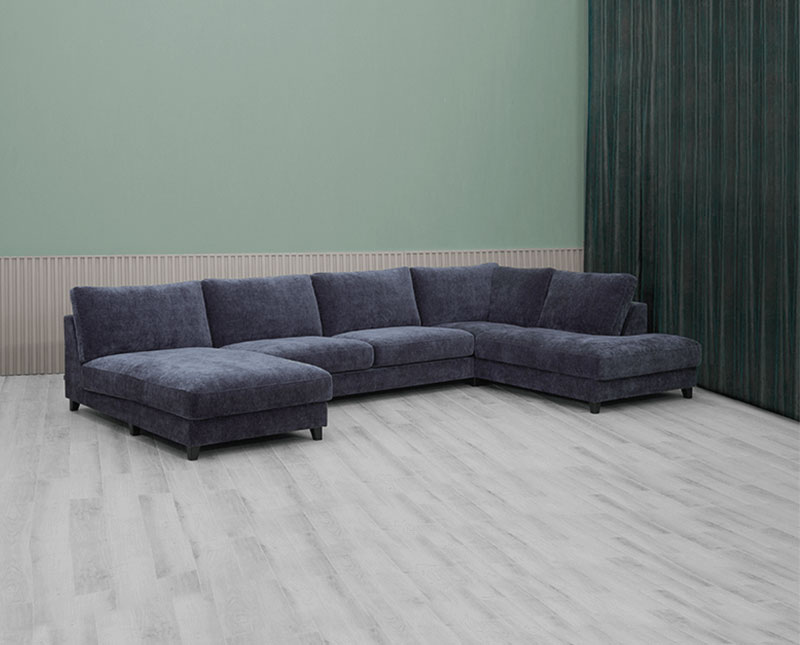 Larvik U-soffa i öppet rum med gröna väggar och gardiner