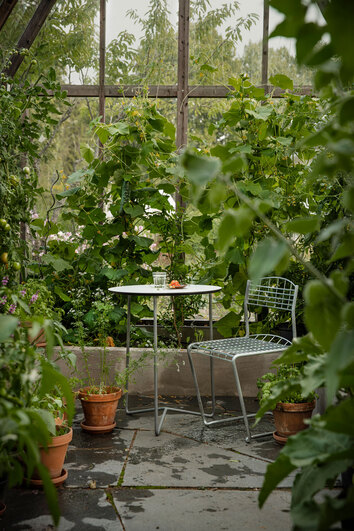 High Tech Bord 60 i varmförzinkning med en High Tech Stol i växthus