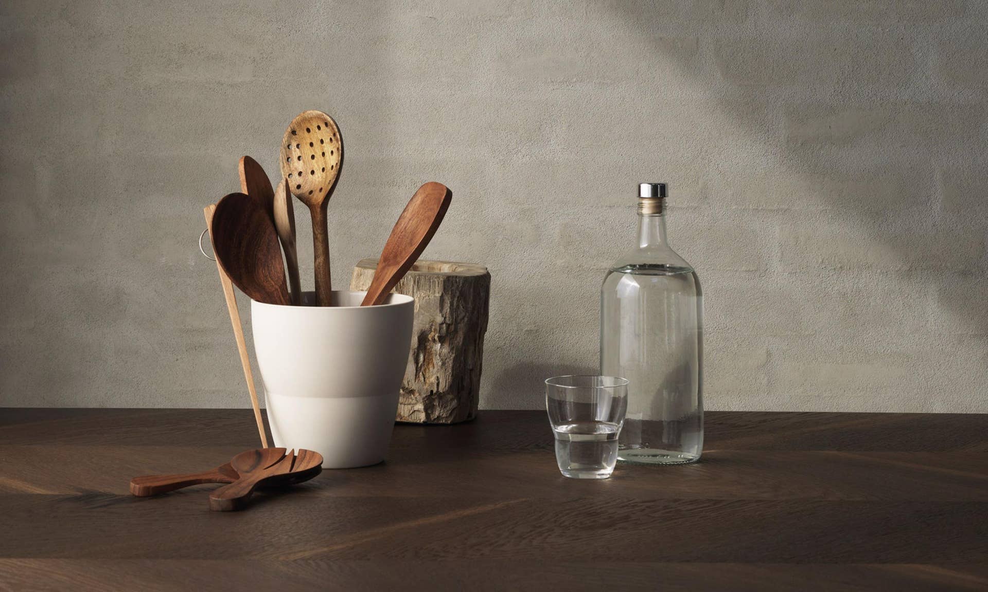 vipp-220-ceramic-pot-living-02-low_0.jpg vipp-220-ceramic-pot-living-02-low_0
