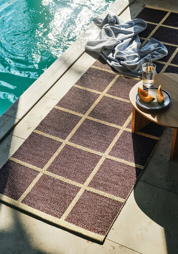 Criss Gångmatta i färgen Burgundy bredvid poolkant