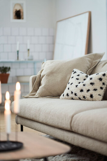 Miljöbild på Britt (Fyrsits). Soffan är klädd i tyget Heather 02, Light Beige. 