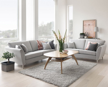 Två stycken Olivia 2,5-sits Soffa i soffgrupp med soffbord i trä