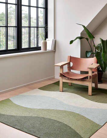 Urvi Matta i färgen Woods med läderfåtölj