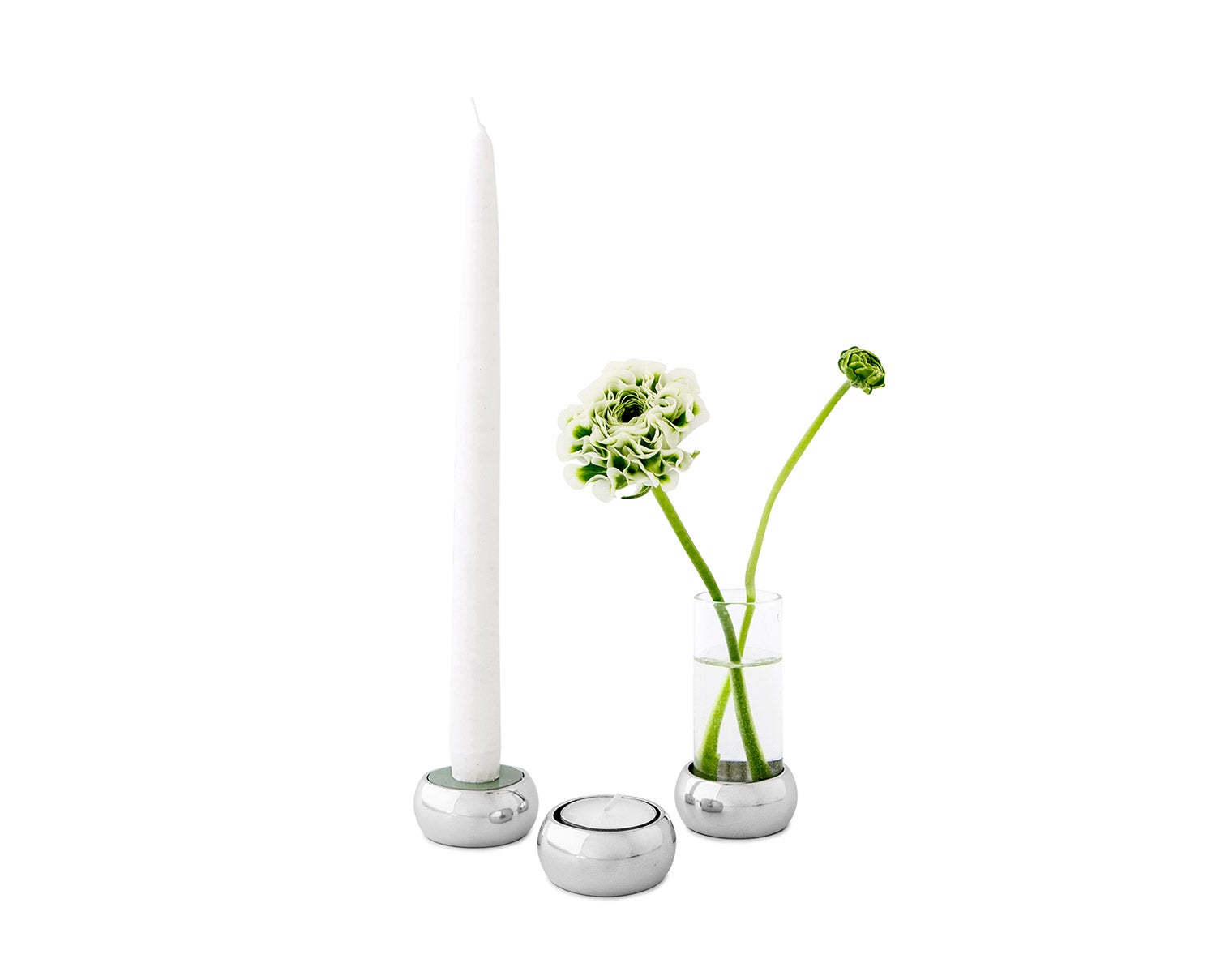 Constella Gåvoset i aluminium med tre delar. Här finns plats för antingen tre värmeljus eller kombinera med en vas, ett värmeljus och ett kronljus.