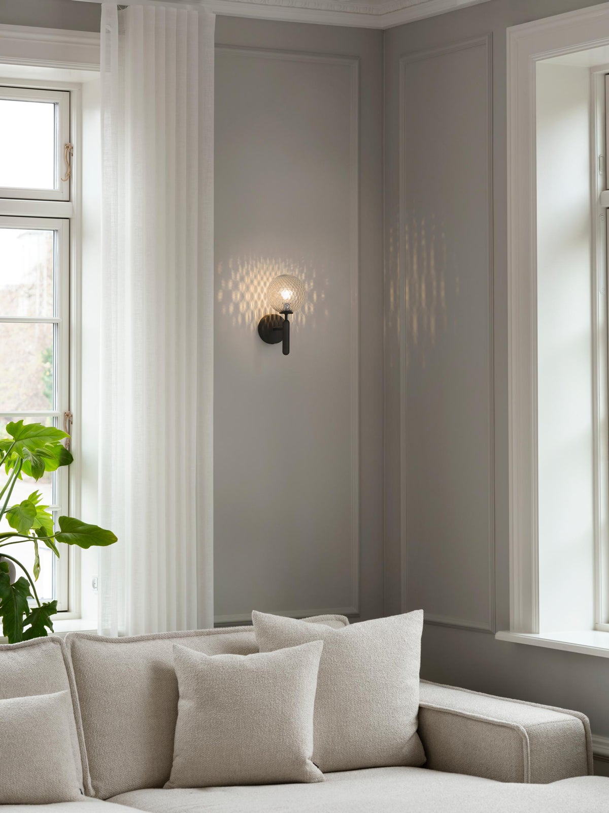 Nuura-Miira-Wall-Lamp-Rock-Grey-Optic-Clear-Lifestyle