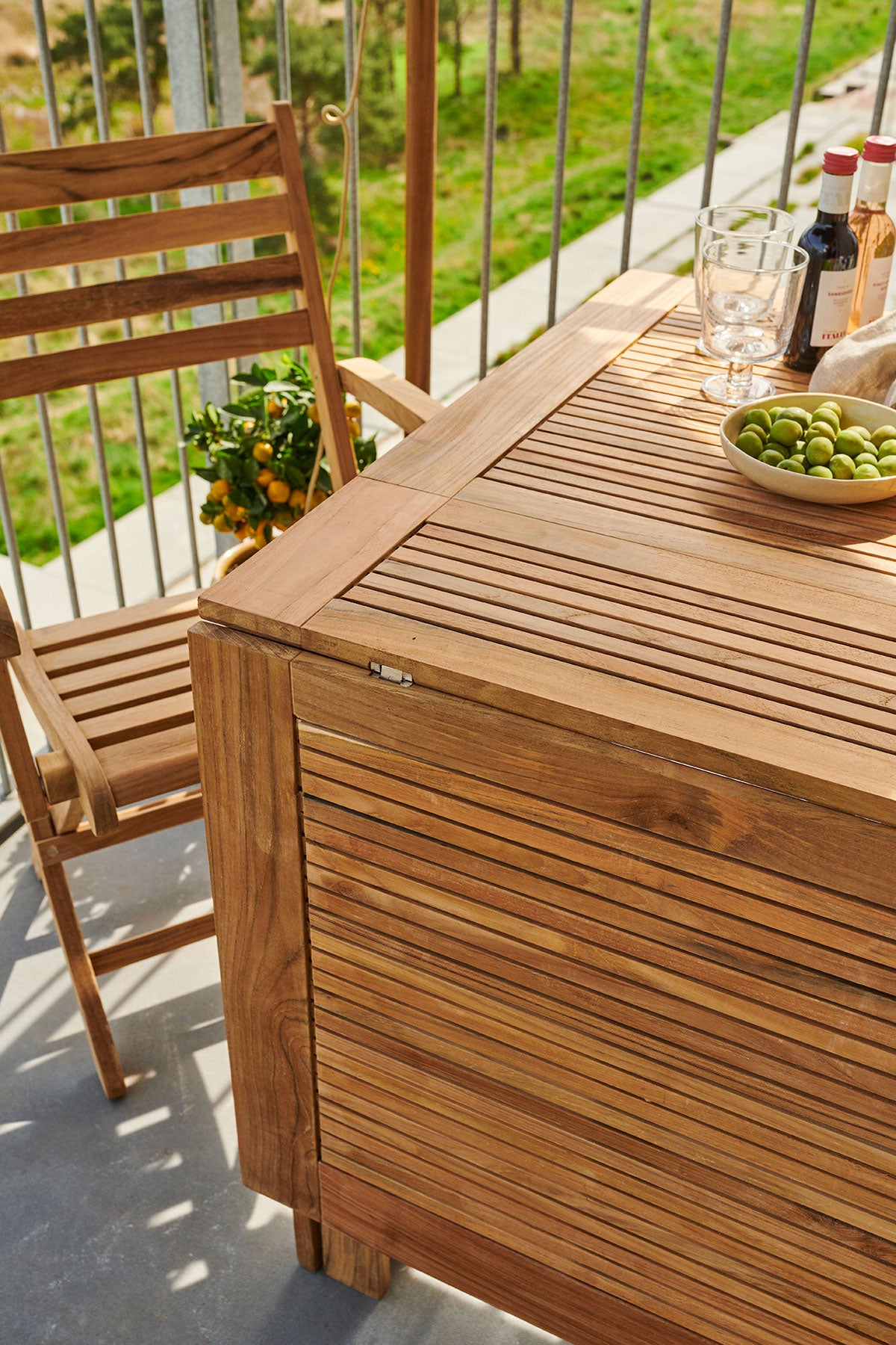 Butterfly Klaffbord i teak med klaffstol på halvsolig balkong