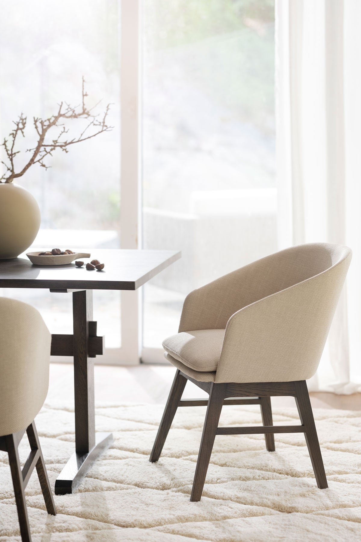 Windham Karmstol i beige tyg vid änden av matbord
