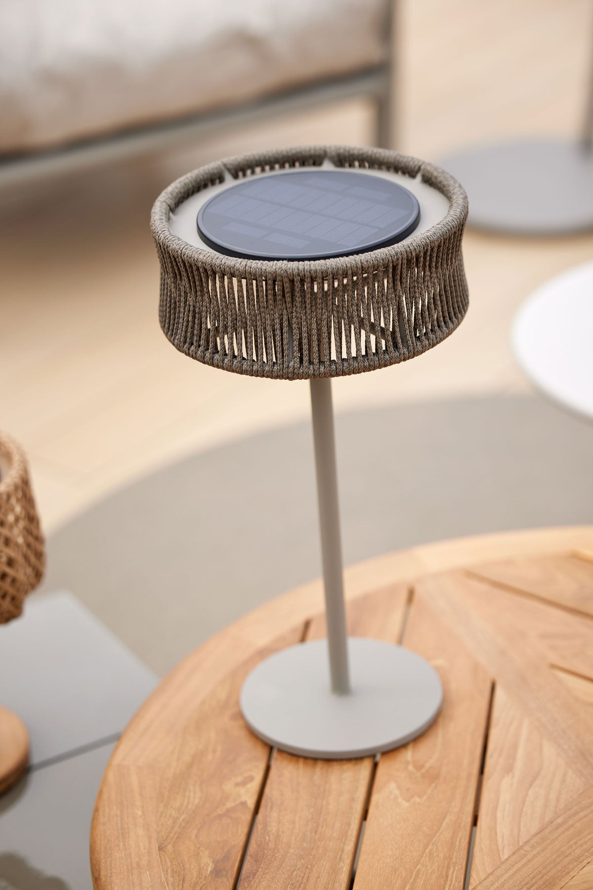 Illusion bordslampa i färg taupe