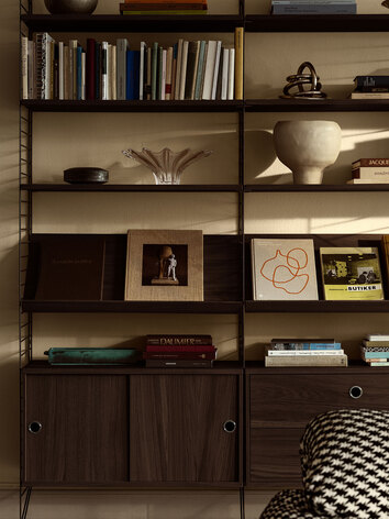 String System med moduler i mörk ek och mörkbruna golvgavlar i vardagsrum