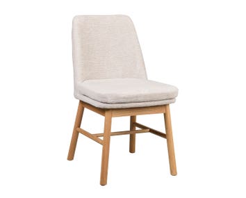 Amesbury matstol från Rowico i ljusbeige tyg och benställning i oljad ek.
