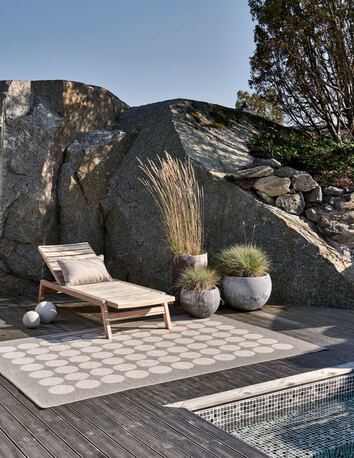 Hugo Matta i färgen Linen / Vanilla under solstol på trädäck