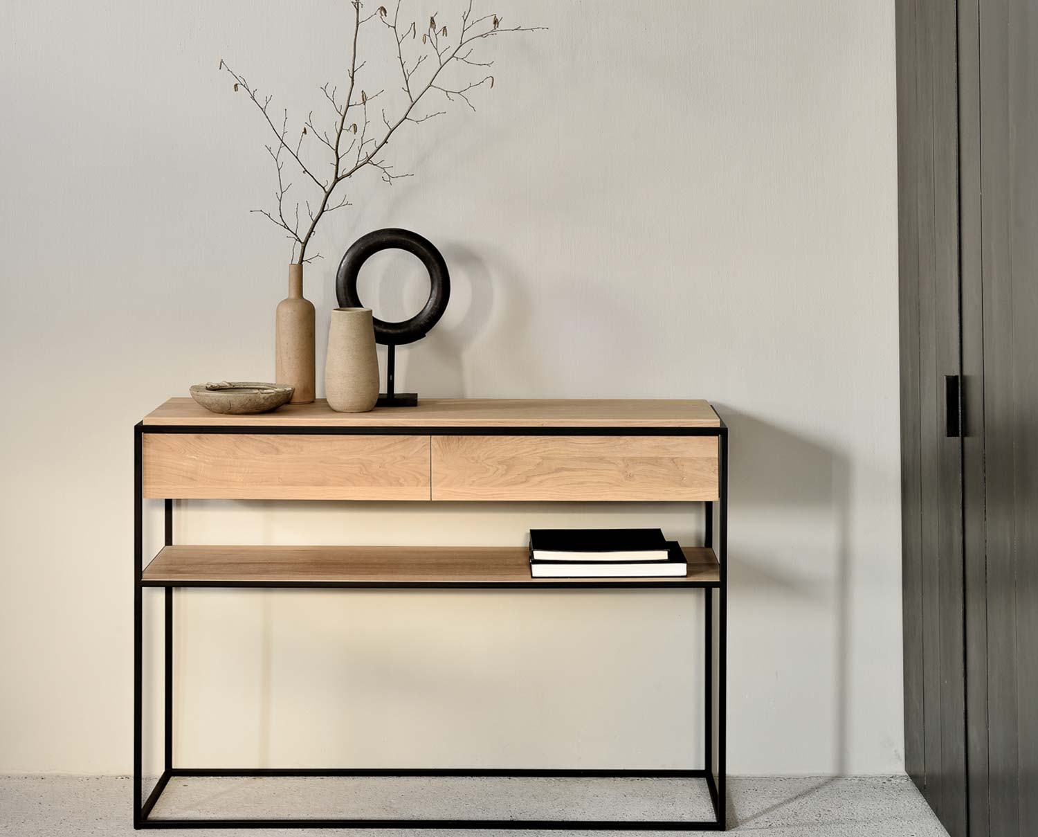 Monolith Konsolbord med dekorativa detaljer