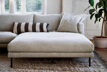 Miljöbild på Britt (Set 2). Soffan är klädd i tyget Caleido Stampato 1., Natur 03.