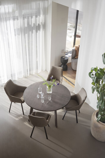 Glenside Matbord med bruna stolar