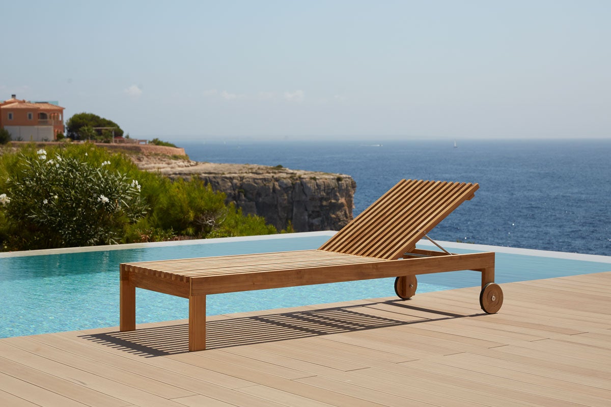 Amaze Solsäng vid poolkant med havsutsikt