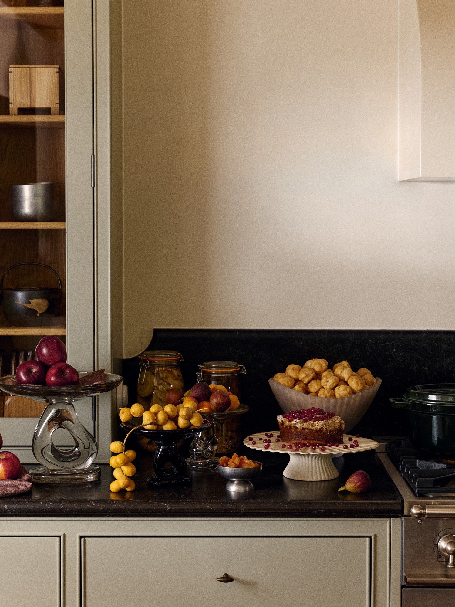 Ferm-Living-Damo-Glass-Centrepiece-21-Dark-Grape-2104-miljo-1
